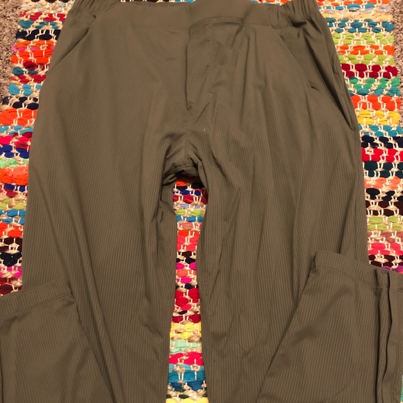 NWOT Lululemon pants - Picture 2 of 4